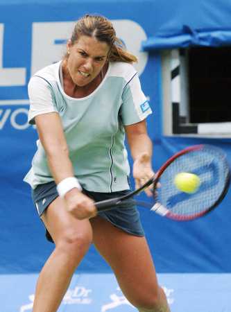 Sydney 2001: 1R def. Panova 6-4 3-6 6-1